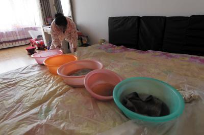 庐江楼上漏水，住户失联，小区没物管，业主维权难！律师来支招……